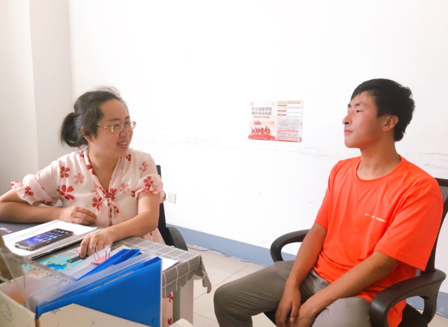 为啥博士生都抢着当大学辅导员？看完工资条之后，我明白了