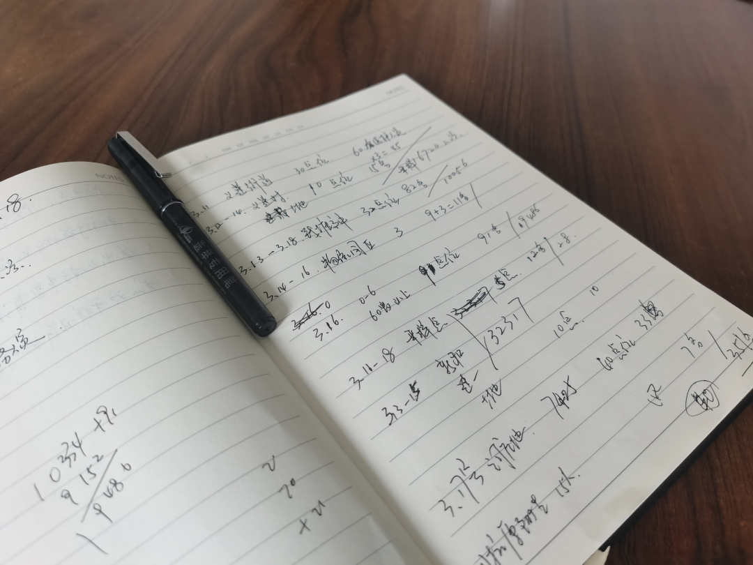 社区工作者电梯里连摔3次，手里攥着的笔记本里有什么？