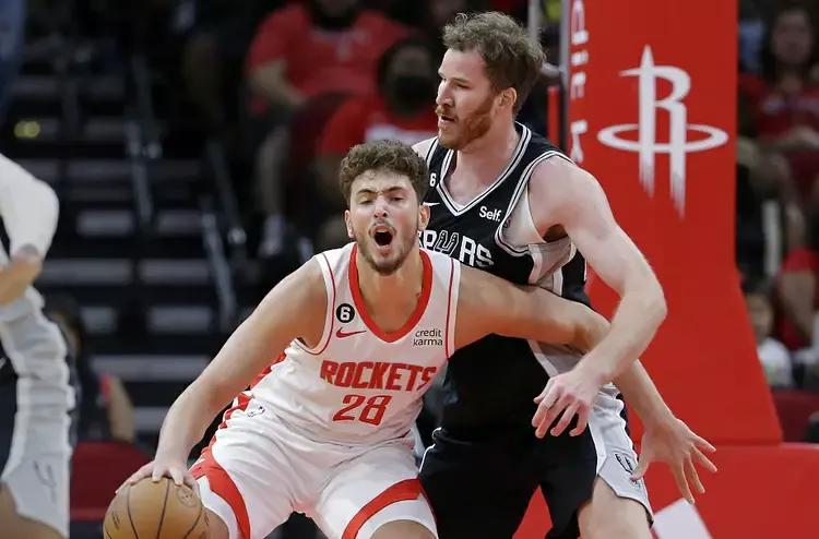 今天火箭vs马刺直播(申京13 5,小贾巴里21 8火箭134-96大胜马刺)