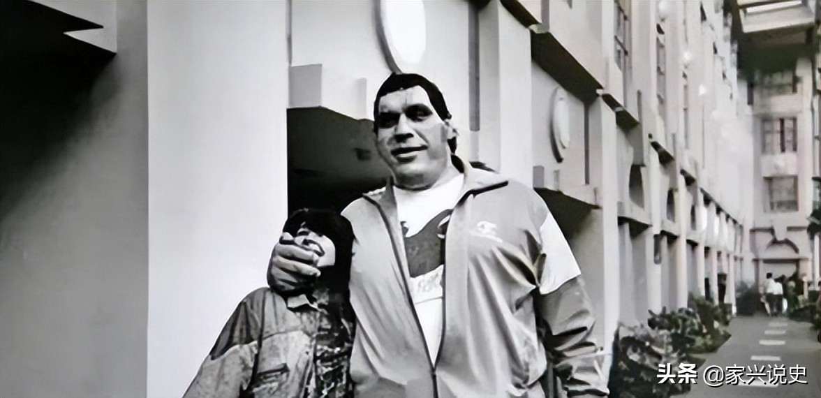 “巨人”摔角手安德烈，一次能喝147瓶啤酒，死后骨灰都有十多斤