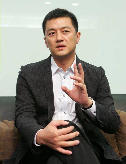 52岁李亚鹏无法乘坐飞机高铁!在南宁旅游不方便,笑对困难心态好