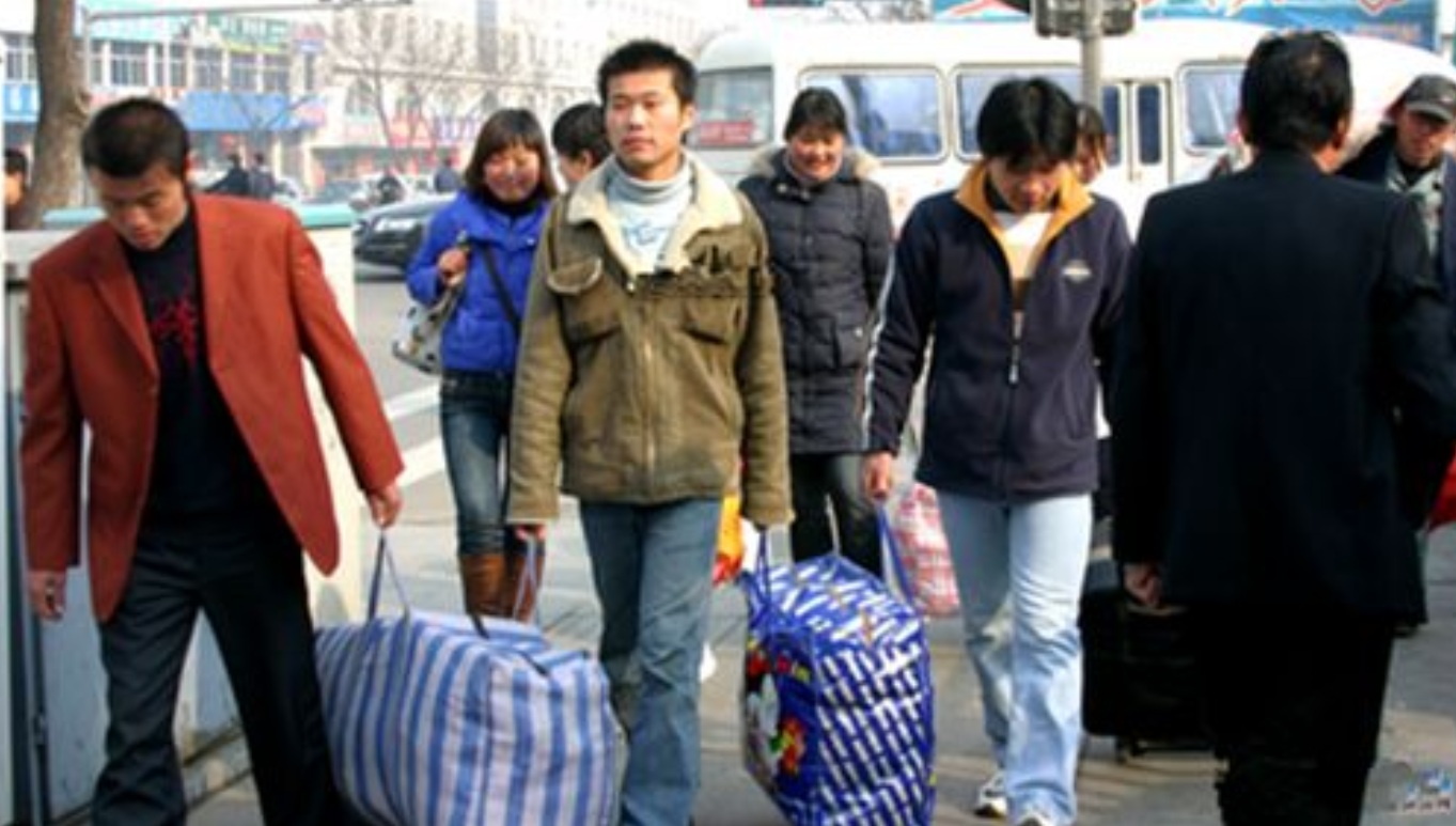 2009年，山东21岁女孩翻墙私奔摔成瘫痪，小伙不离不弃照顾14年