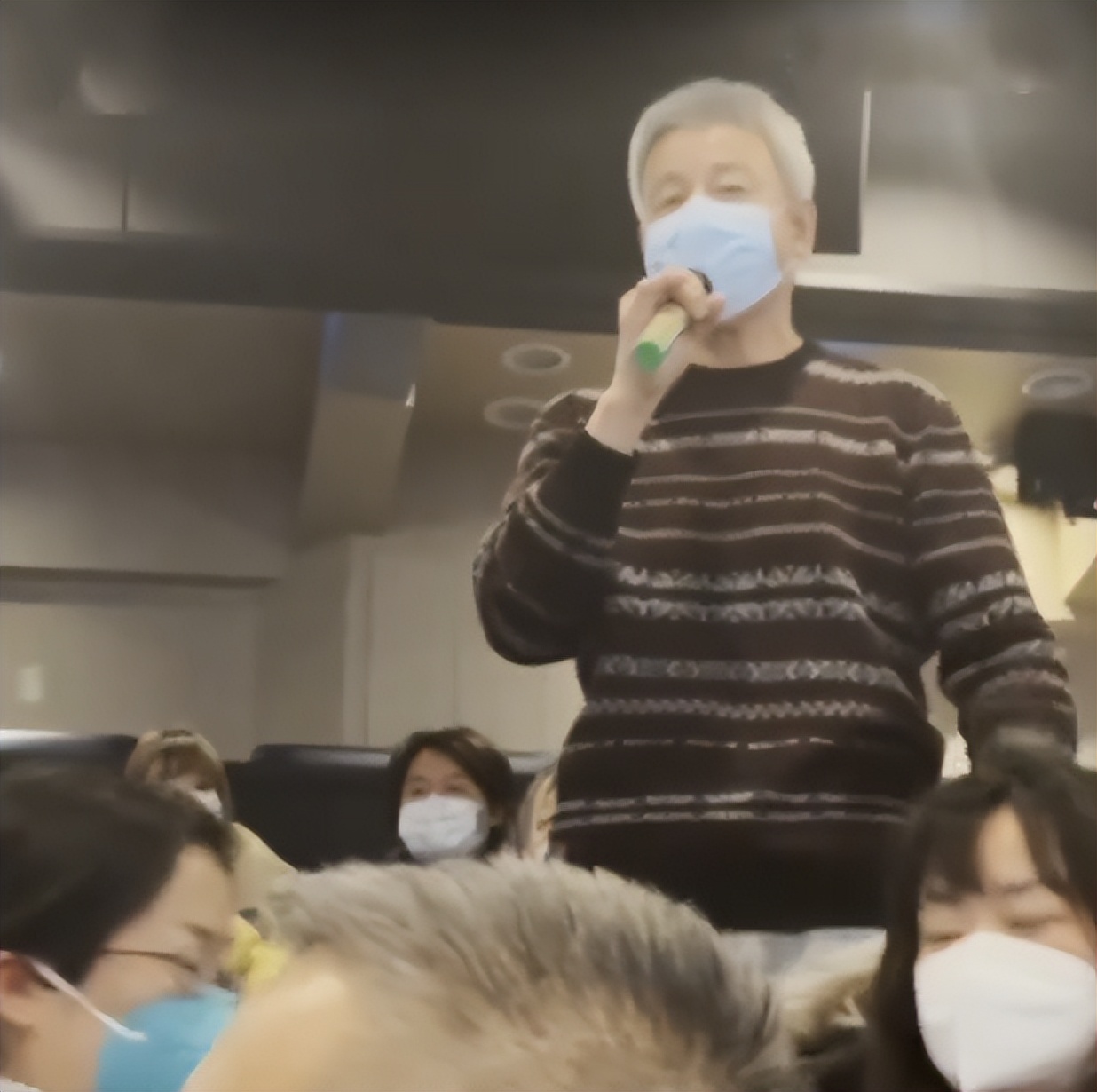 雷佳音爸爸被偶遇,1米86身高精神好,被调侃是大头儿子小头爸爸