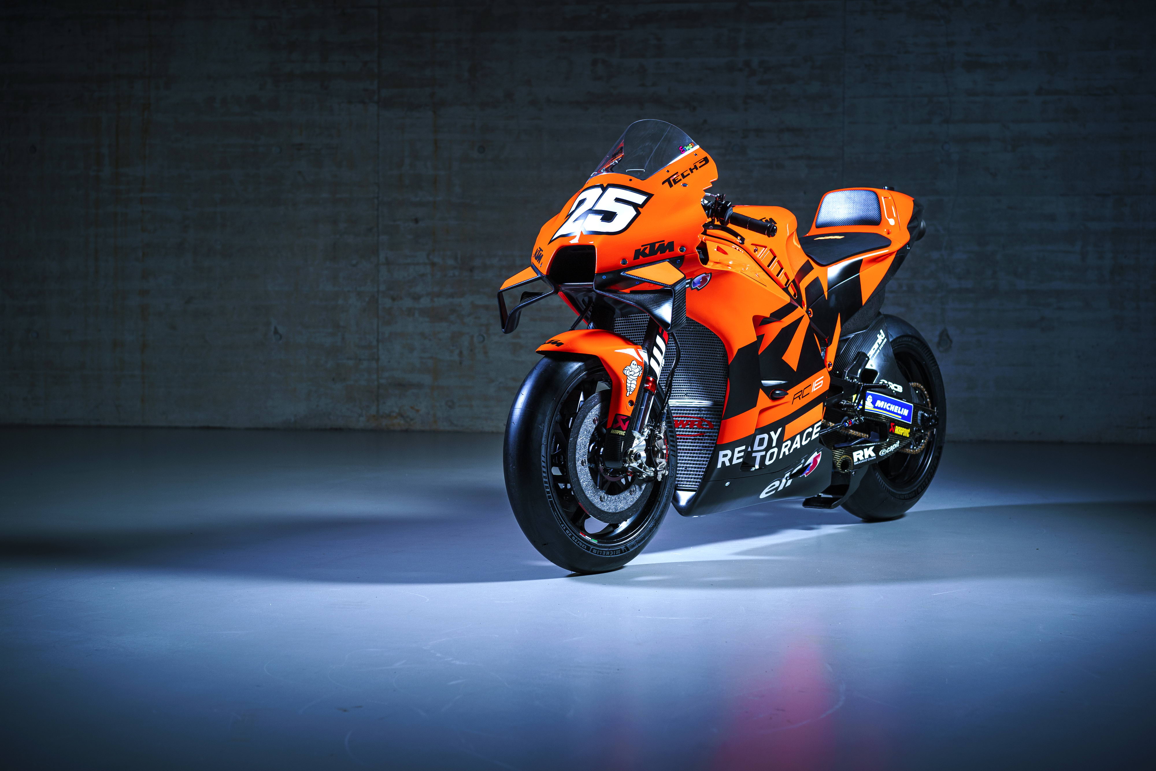 25号赛车手(MotoGP 2022：KTM MotoGP Tech3 车队的 RC16)