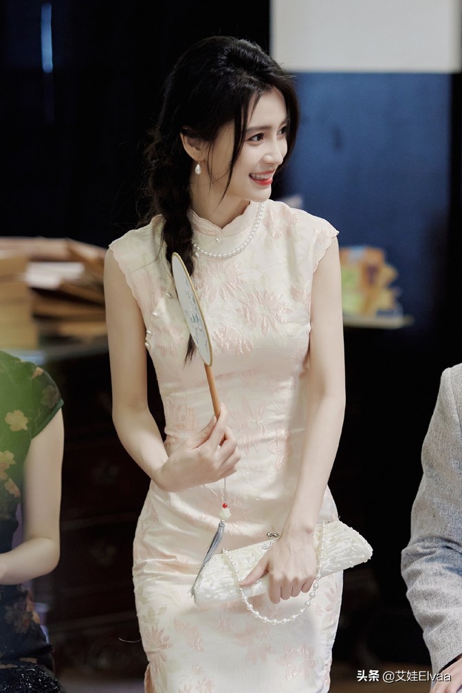 Angelababy真是美人坯子!穿旗袍摇扇像民国贵妇,90度夹腿坐太牛