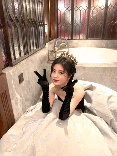 鞠婧祎晚装黑公主风，衬托出神一般的美貌