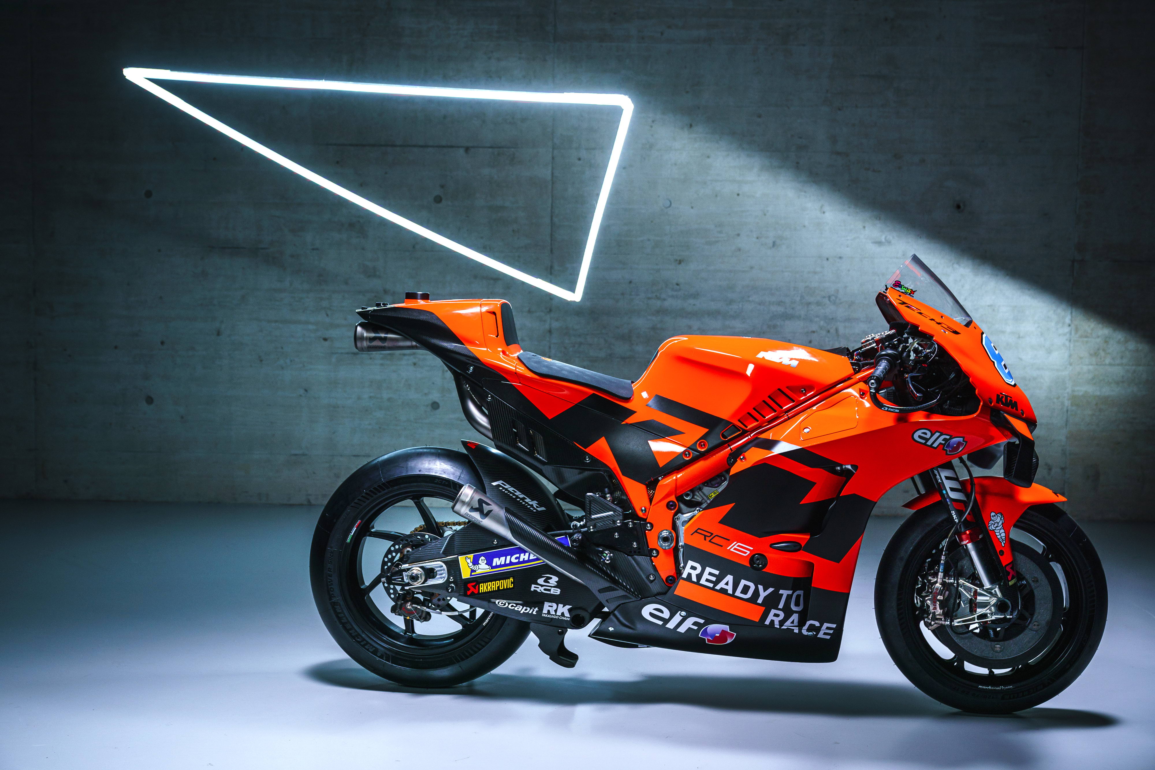 25号赛车手(motogp 2022:ktm motogp tech3 车队的 rc16)