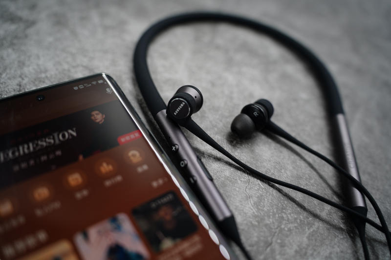 性能外翻的项圈蓝牙：创新Aurvana Trio Wireless评测