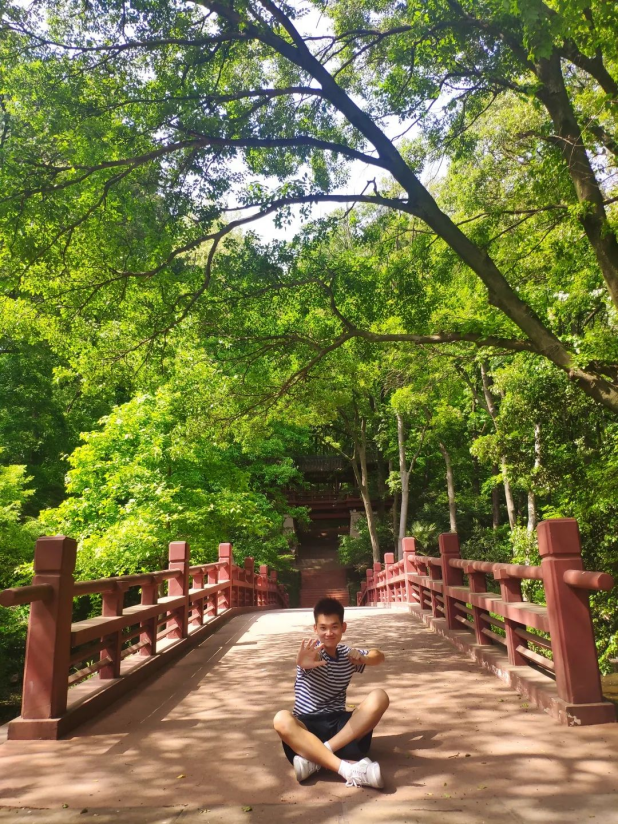 上海男神学霸：服役火箭军，退伍后获多家名企offer，现已签约特斯拉！