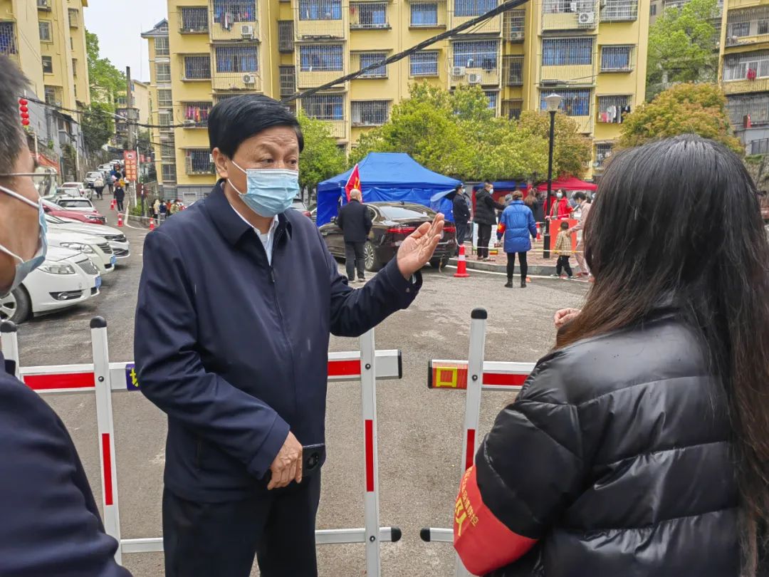 ​李万千深入联点和机关包保社区督导疫情防控工作
