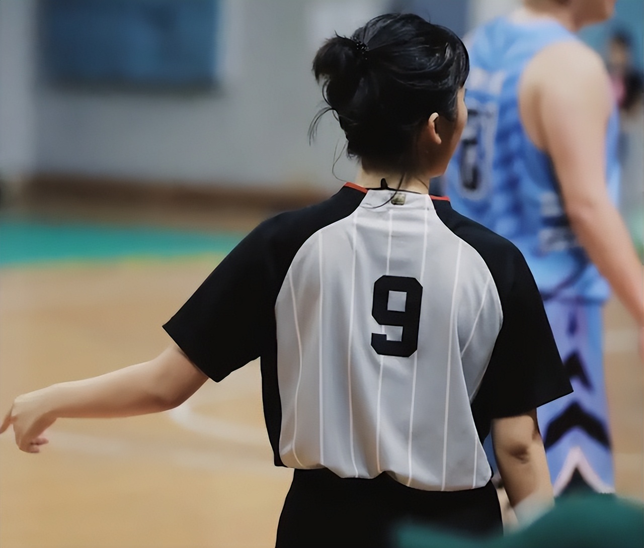 篮球女裁判怎么考(又美又飒!