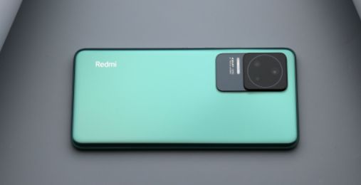 RedmiK50配备2K直屏，外加5500mAh超大电池容量
