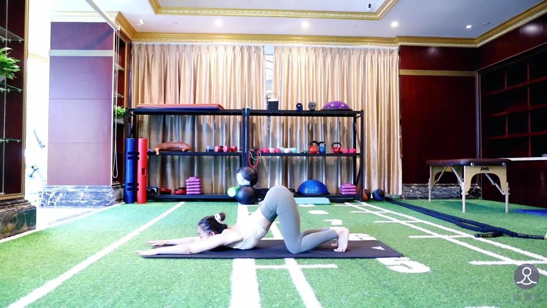 金晨暴瘦30斤吓坏网友； 身体撑不起西服； 网友惊呼：这是山寨的？