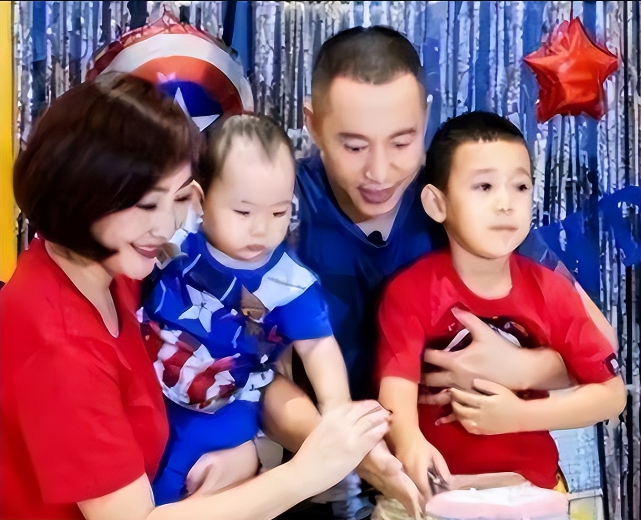 如今一双儿女都已经上了小学,阿斯茹的生活也越过越幸福,周末的时候就