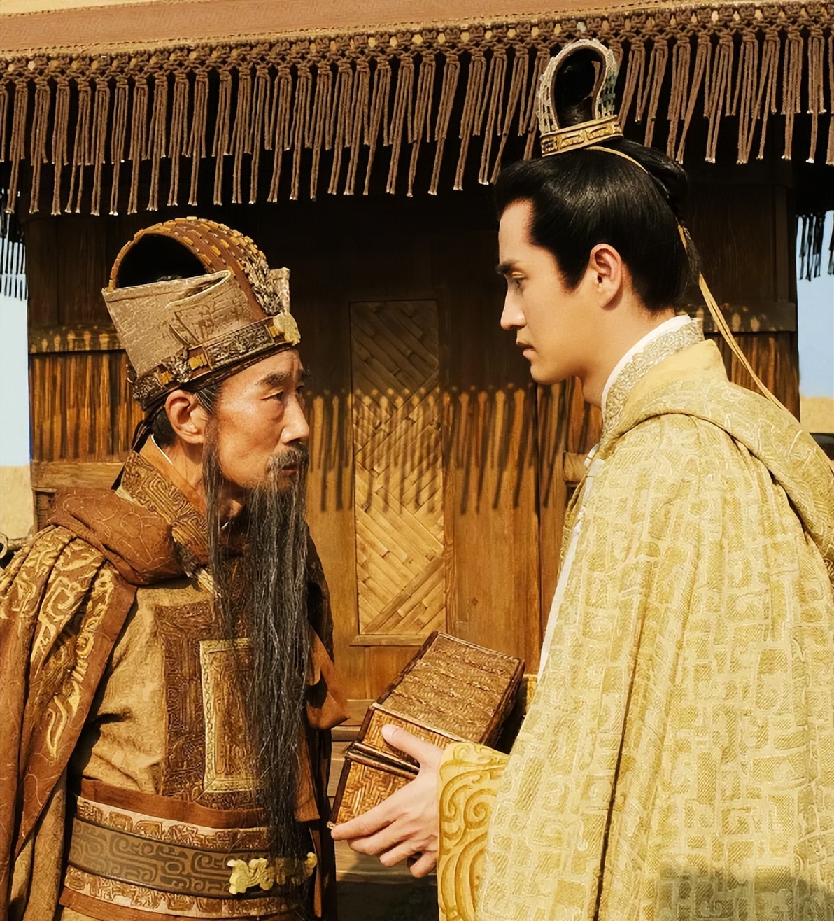 《封神第一部》里西伯侯的大儿子伯邑考,其实是东伯侯的亲儿子.