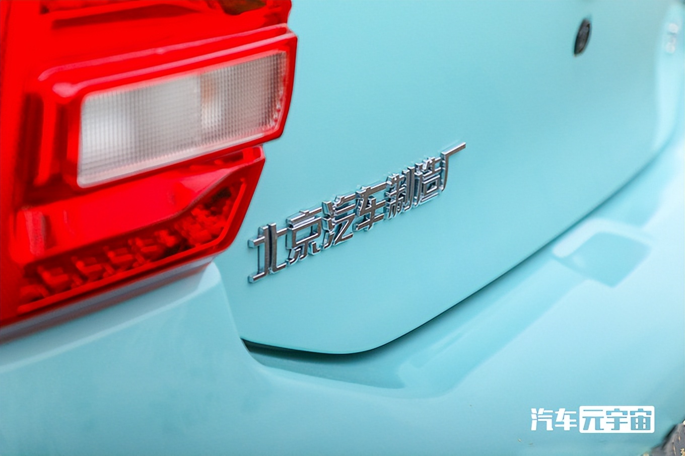 北汽盯上五菱宏光MINI了！空间大很多，卖3.39万会火吗？