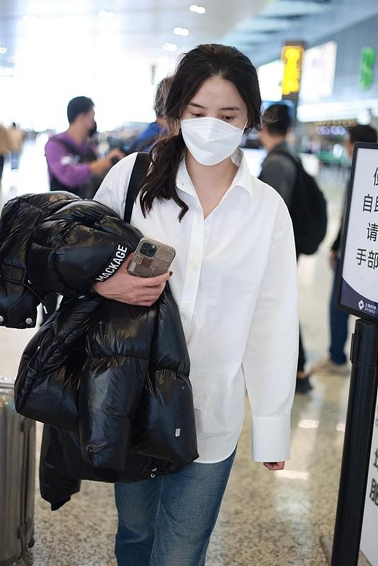 穿白色的衬衫是有讲究的，学宋佳这么搭配，清爽减龄招人喜欢