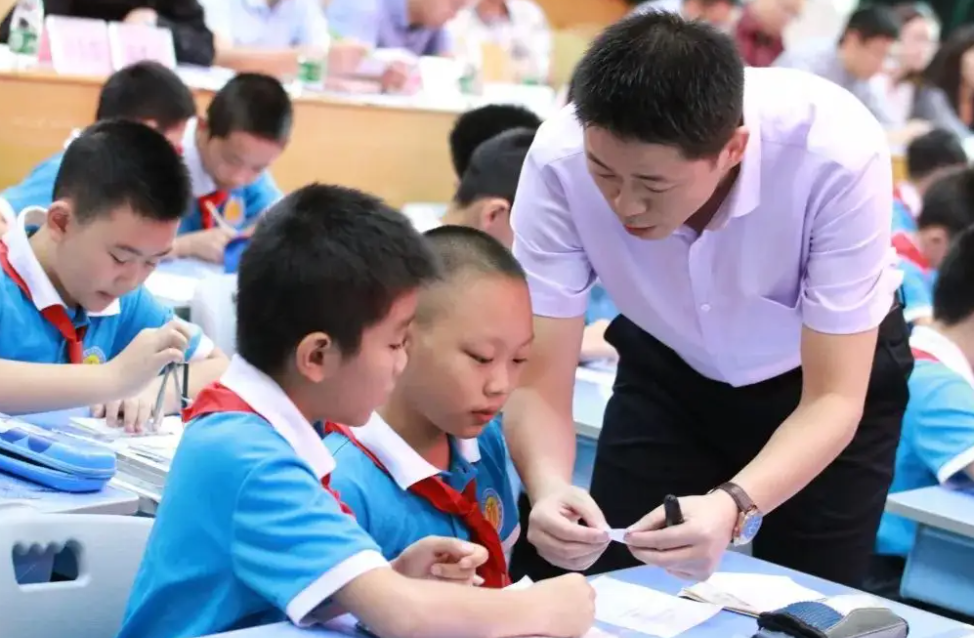 “合同工”教师的春天来了，满足前提条件有望转编，待遇也提升了