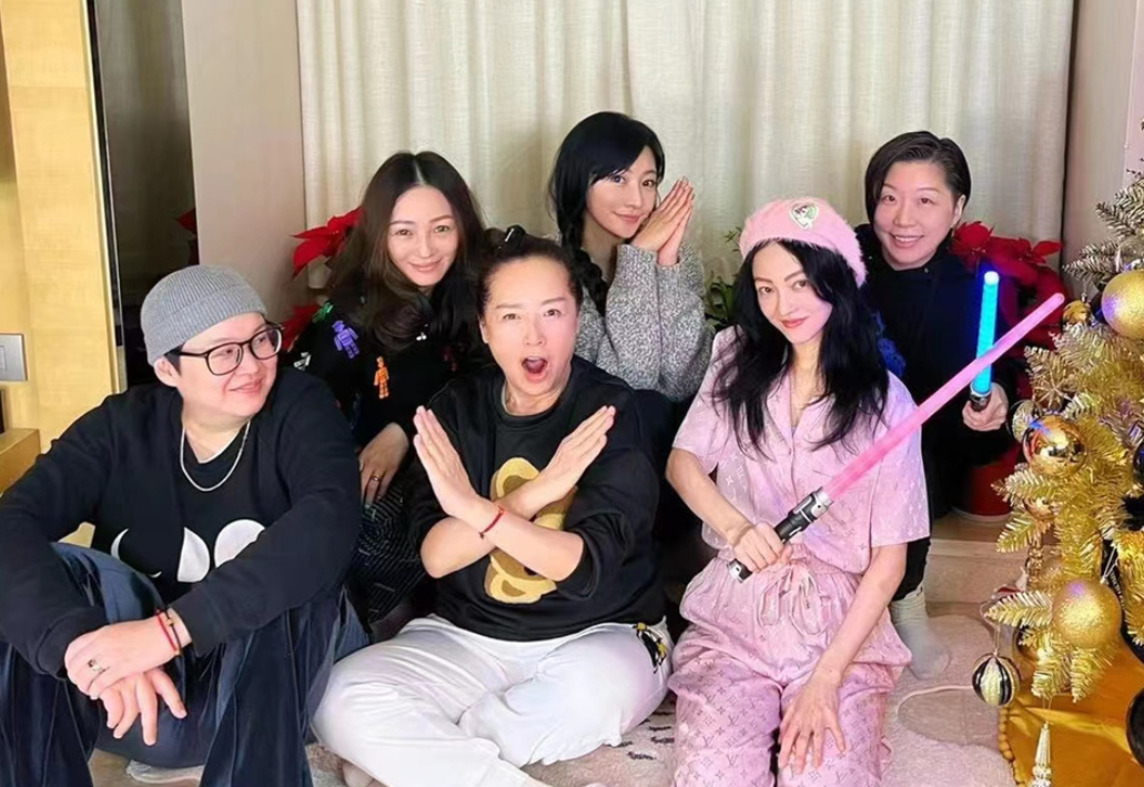 张韶涵为妹妹庆生，差1岁却长得像双胞胎，万梓良前妻携女儿现身