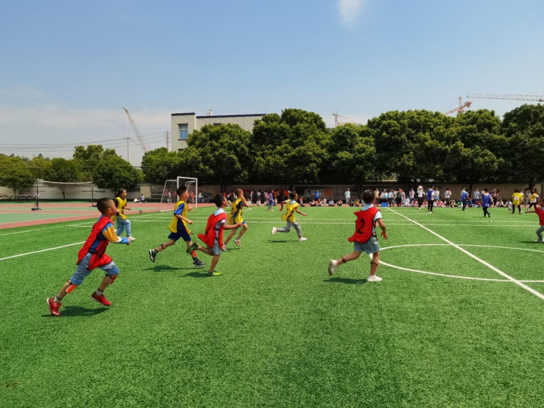点燃足球热情，放飞追风梦想——煎茶小学班级足球联赛激情开赛