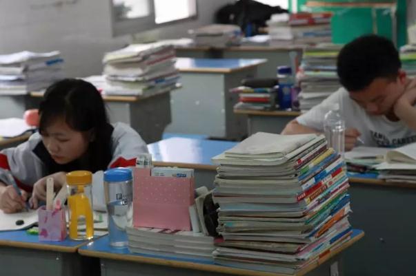 为了防止中学生早恋，校长绞尽脑汁，专门设计一套“特殊”校服