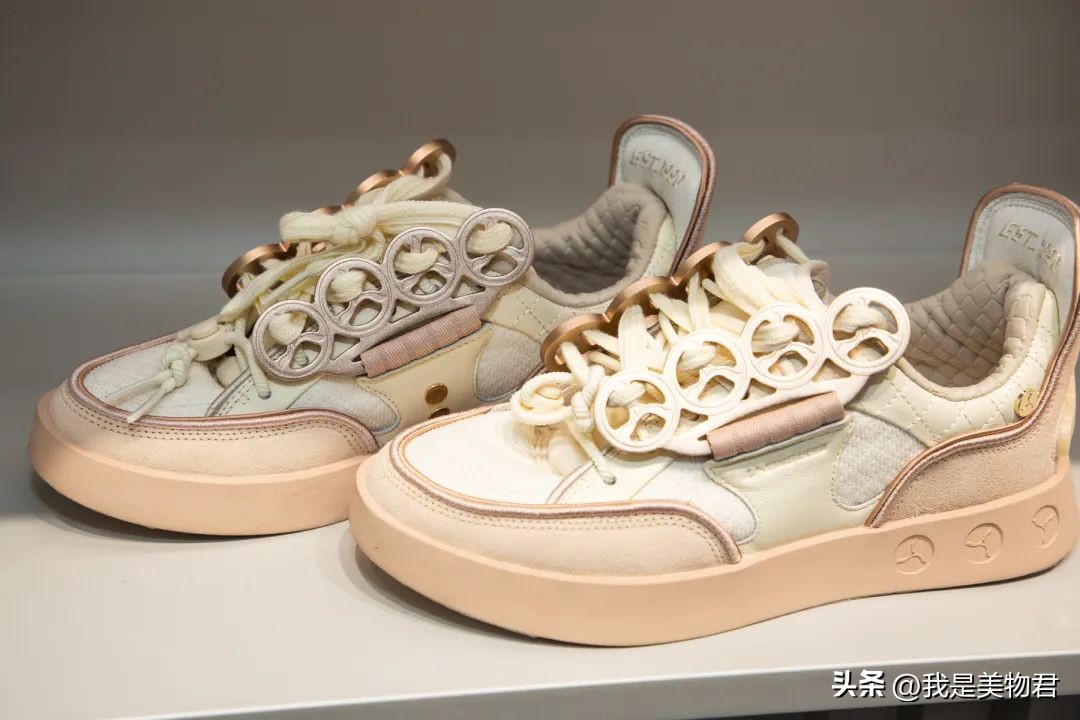 佛羅倫薩小鎮(zhèn)拍照男生（圣誕打卡季｜濃濃的圣誕氛圍被佛羅倫薩小鎮(zhèn)狠狠拿捏了）