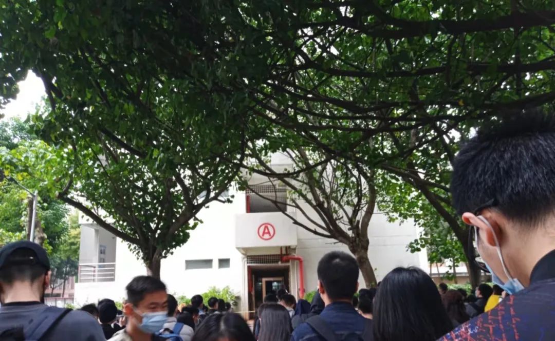 应届生想延迟毕业：工作幻想被现实碾碎，冒与社会脱节风险躲一年