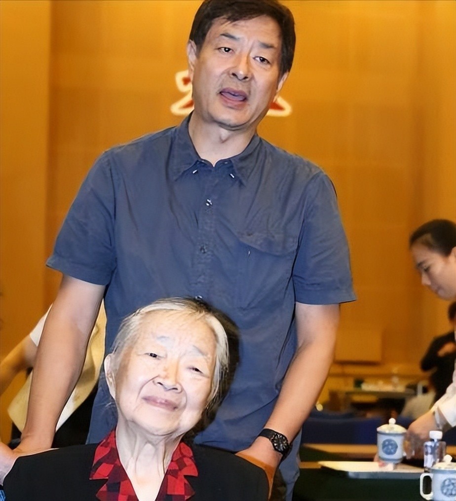 濮存昕“消失”的九年：丧弟又丧父，晚年不再演戏，只想照顾母亲