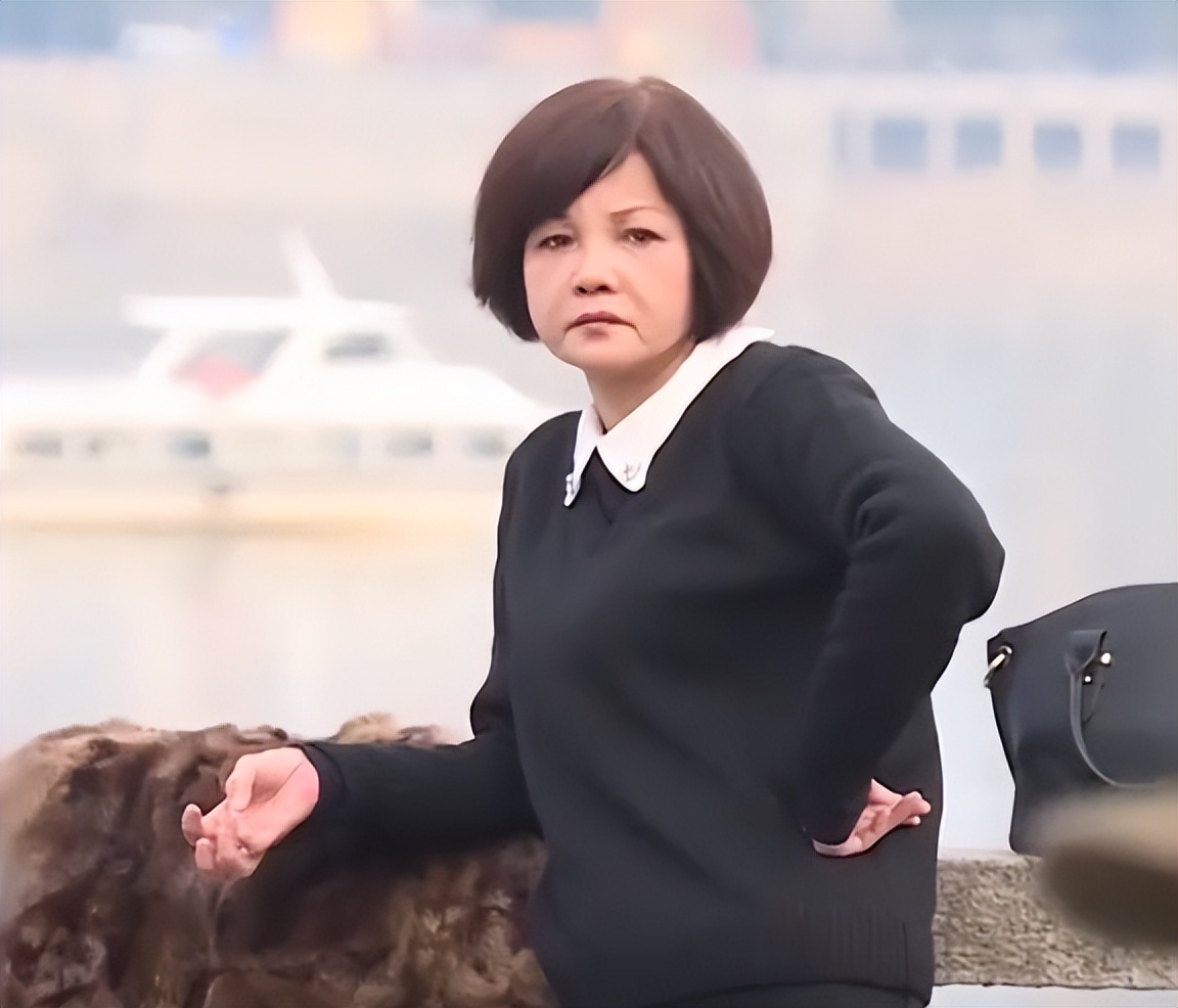 2019年，湖南富婆输光千万家产，被丈夫骗去离婚，住在狭小出租屋