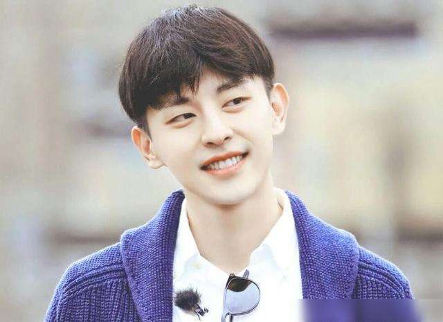 邓伦现身上海处理税务画面曝光，现已乘车离去，粉丝透露他已回家