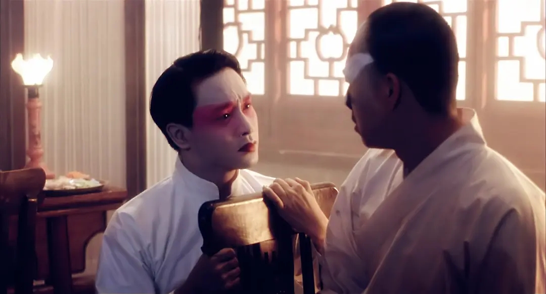 眼中只有彼此那一年,在天寒地冻的北平胡同里,小豆子(幼年程蝶衣)被