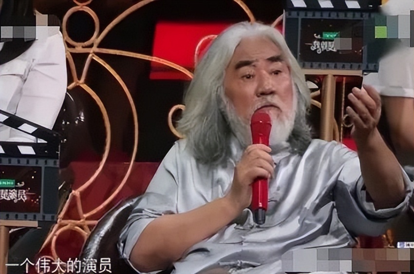 怼章子怡、吻张一山，17岁上春晚35岁离婚，齐溪是怎样一个人？