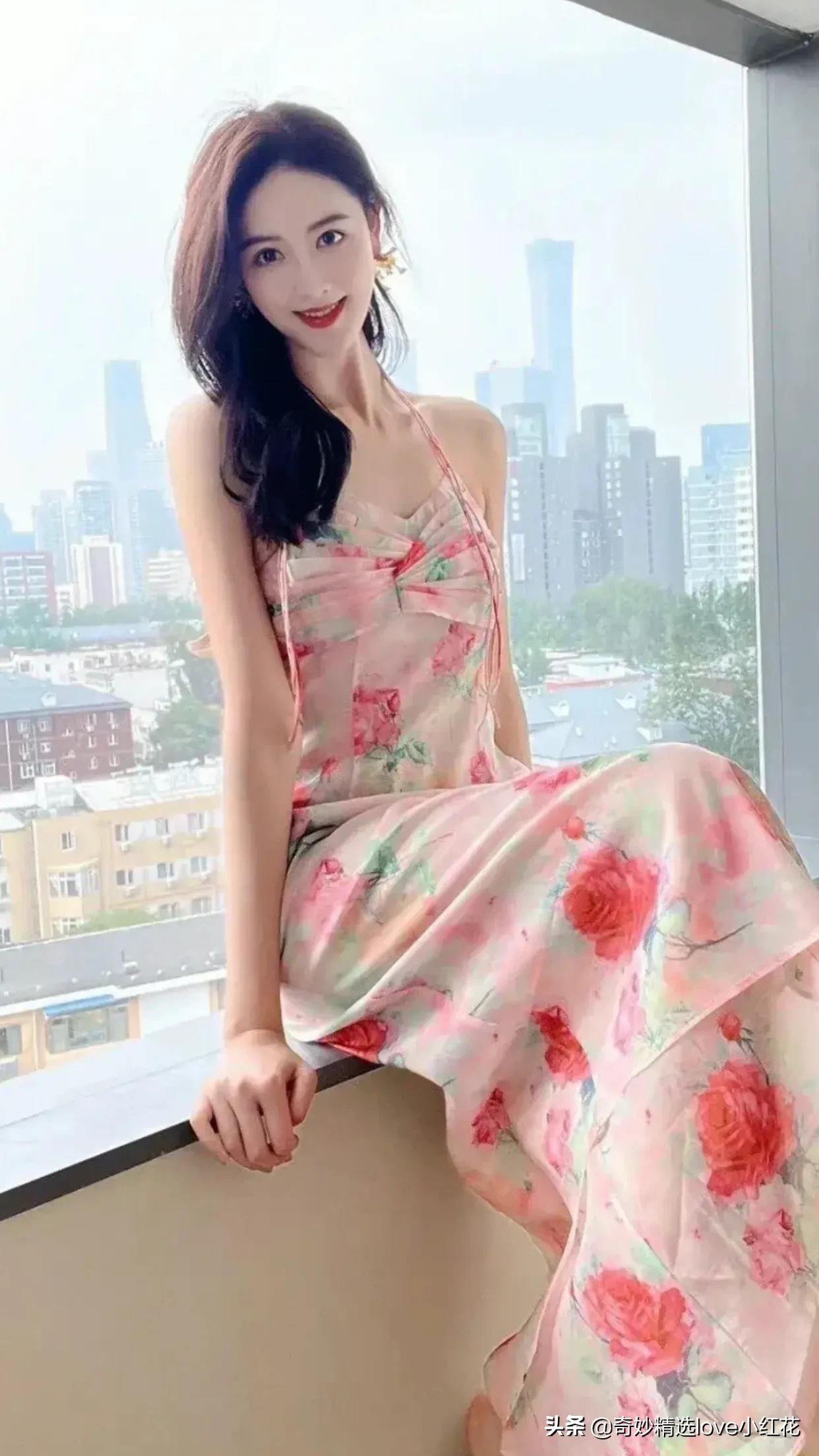 央视主持人李丹儿太美啦