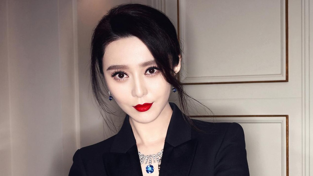 杨颖范冰冰粉丝重新开撕,因在戛纳红毯上,她穿了黑天鹅高定礼服