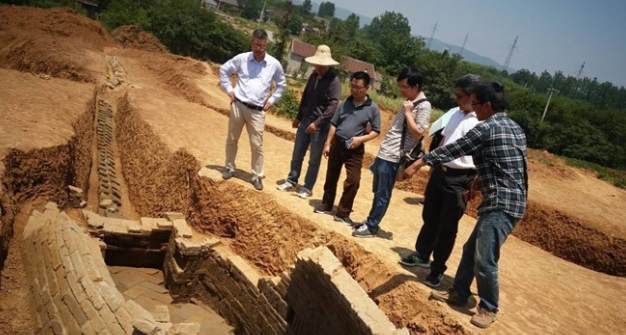 60年代，江苏出土父女合葬古墓，意外发现900枚分装红色“仙丹”