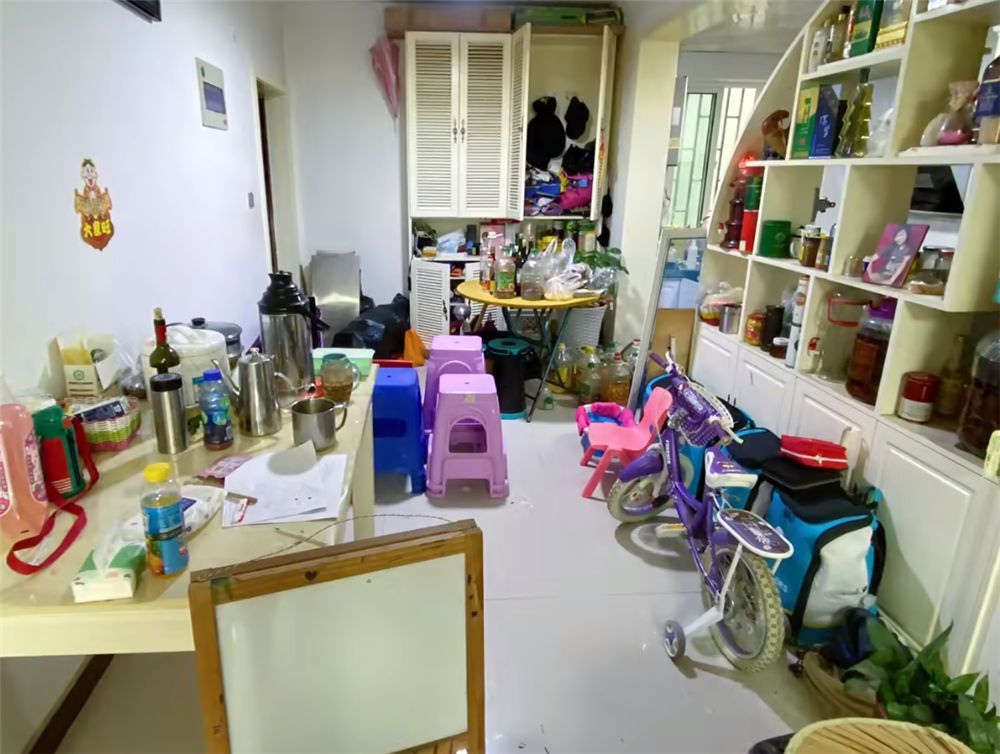 郑州一家三口家里杂物堆成山，请8位保洁师1天清理干净，太治愈了