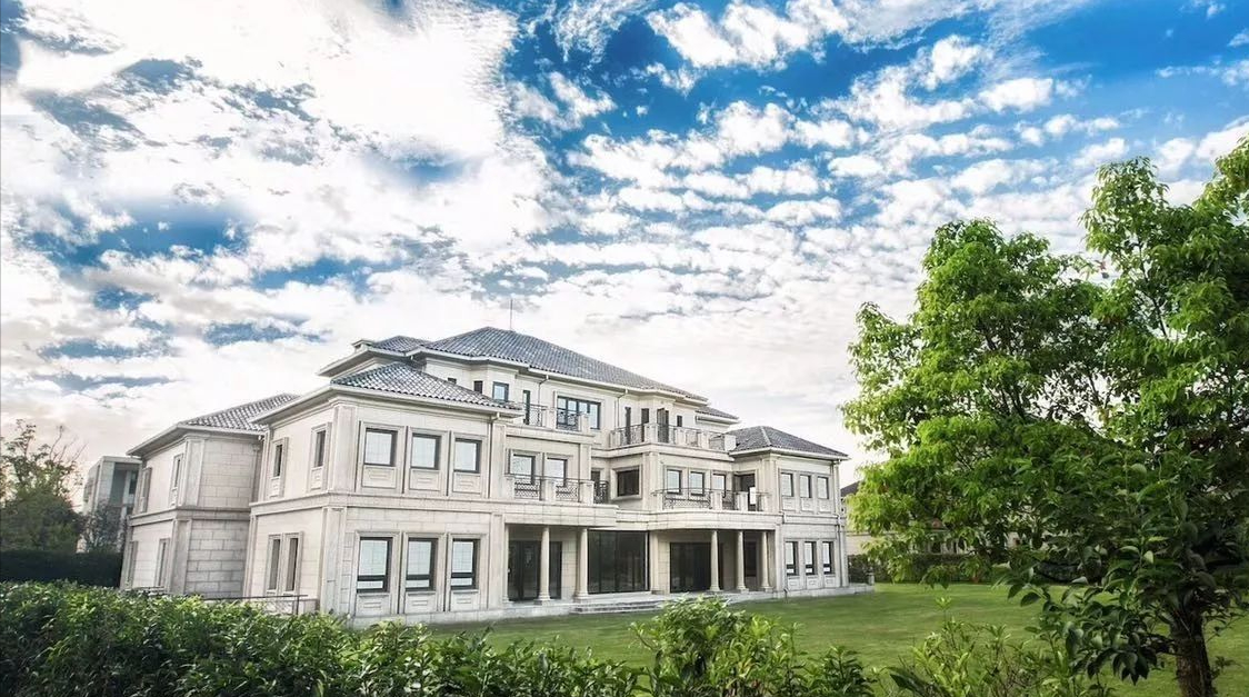 林立着众多价值好几个小目标的别墅,而其中最显眼的就数佘山皇家花园