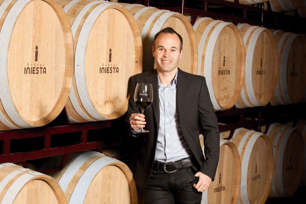 伊涅斯塔生涯获得多少冠军（38岁巴萨传奇喜讯：第5次当爹！结婚10年，养育2儿3女）