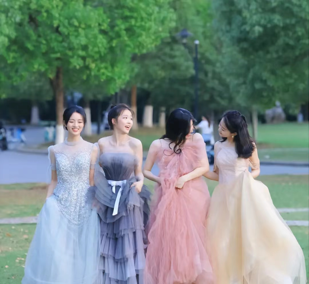 女大学生晒毕业照，笑容甜美尽显青春气息，堪称现实版《小时代》