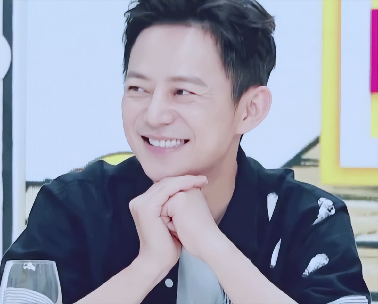 一向好脾气的何炅录制现场疯狂发飙，一声对不起价值北京一套别墅