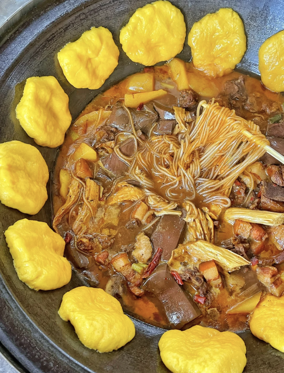 马头铁锅炖江鱼:东北特色铁锅炖!鱼很鲜.山顺炭火烤肉