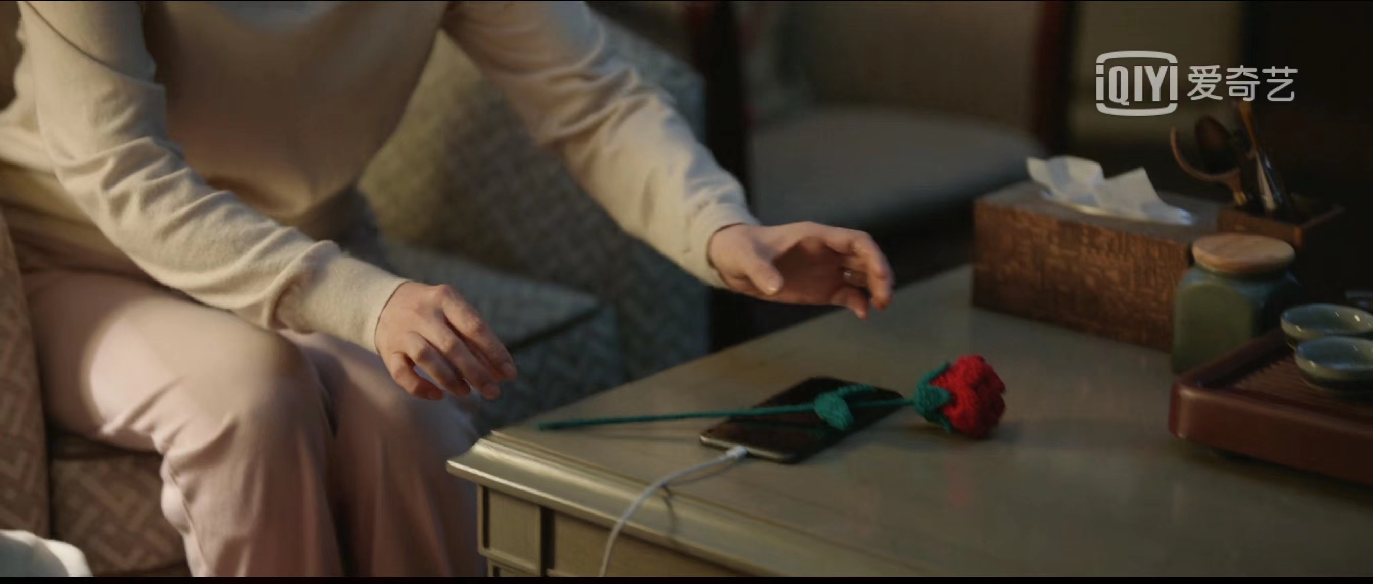 《心居》踩着3个男人上位的冯晓琴，让展翔对她心动又赞赏不意外