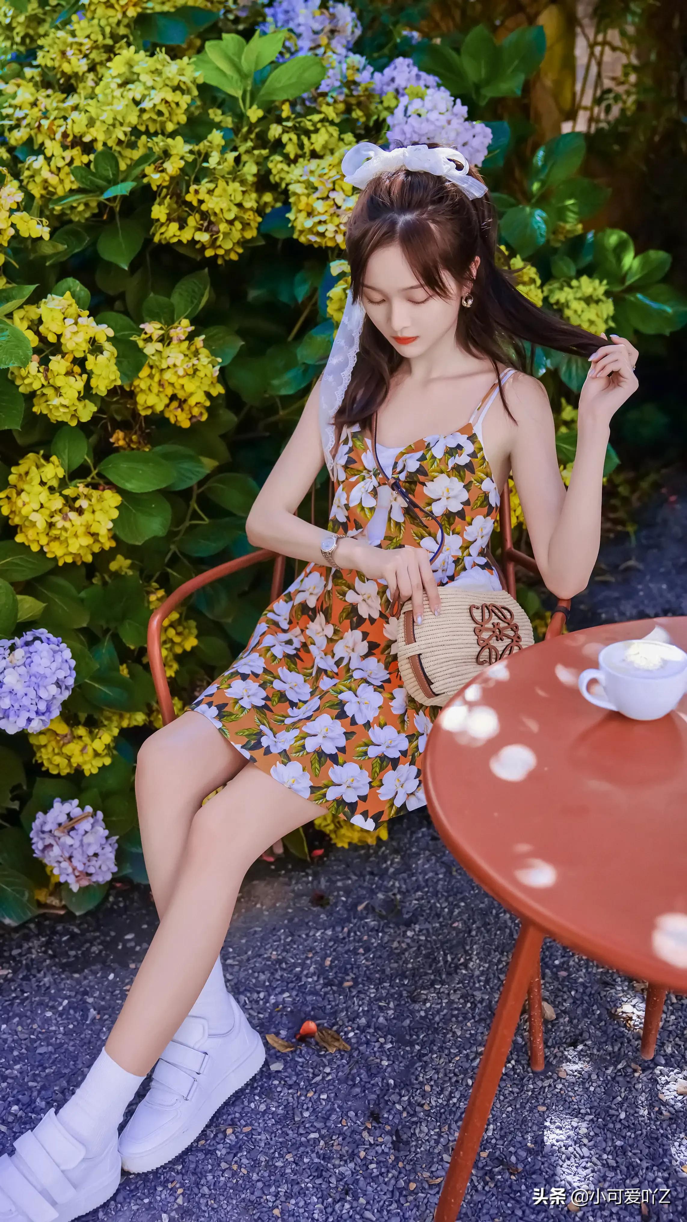 吴宣仪，吊带花朵裙，白色蕾丝发带，精致女孩可爱美丽