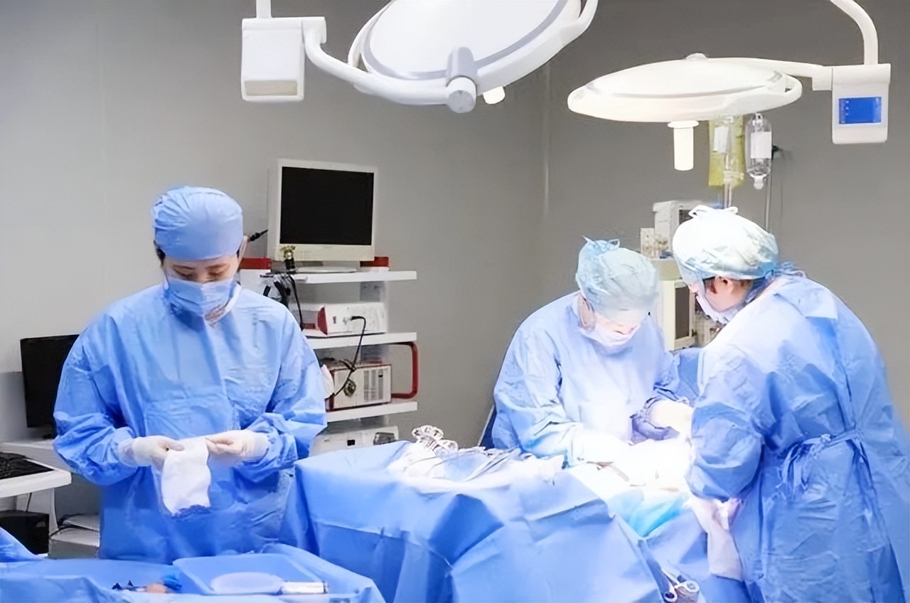 央视主持邱园园：为了孩子放弃治癌，26岁在孩子百日宴离世