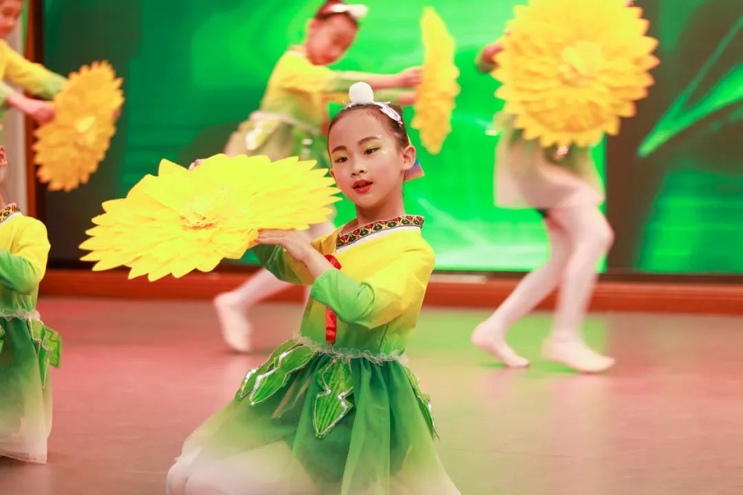 华阳实小举行“童星耀五月·艺术绽花开”群舞比赛（三四年级）