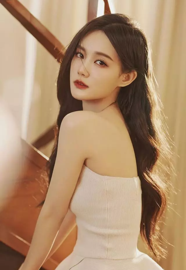 明星写真:李一桐白色抹胸长裙时尚艺术照,大波浪长发搭配高跟鞋