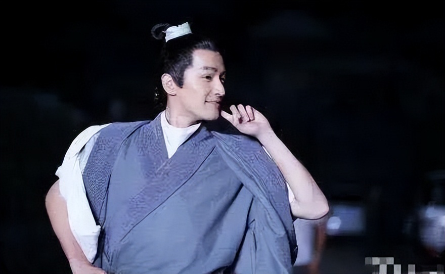 经典剧集的“边角料”，八戒骑摩托、妃子玩手机，谢谢，有被笑到