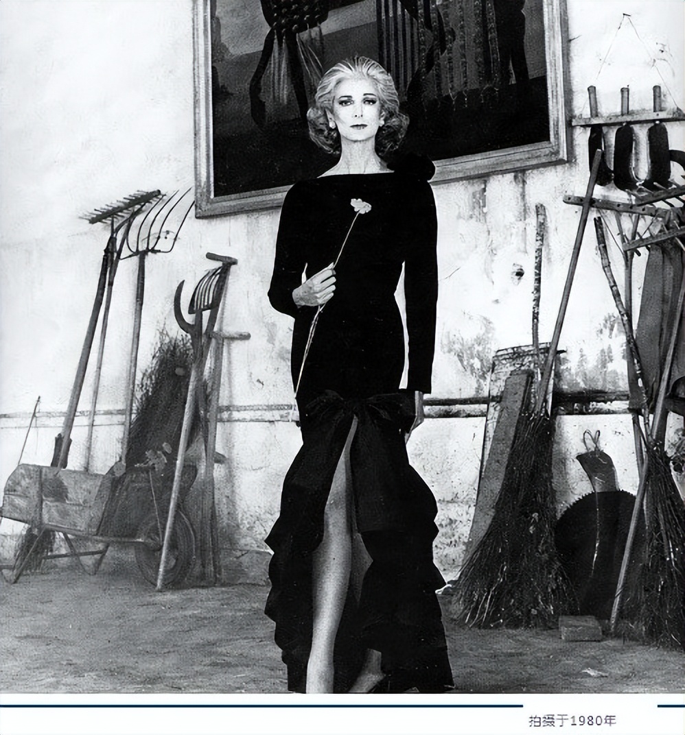 名模卡门:91岁赤身裹白床单,大长腿迷人,自嘲拥有"死亡之吻"