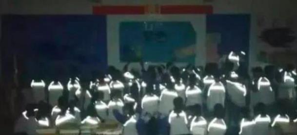 为了防止中学生早恋，校长绞尽脑汁，专门设计一套“特殊”校服