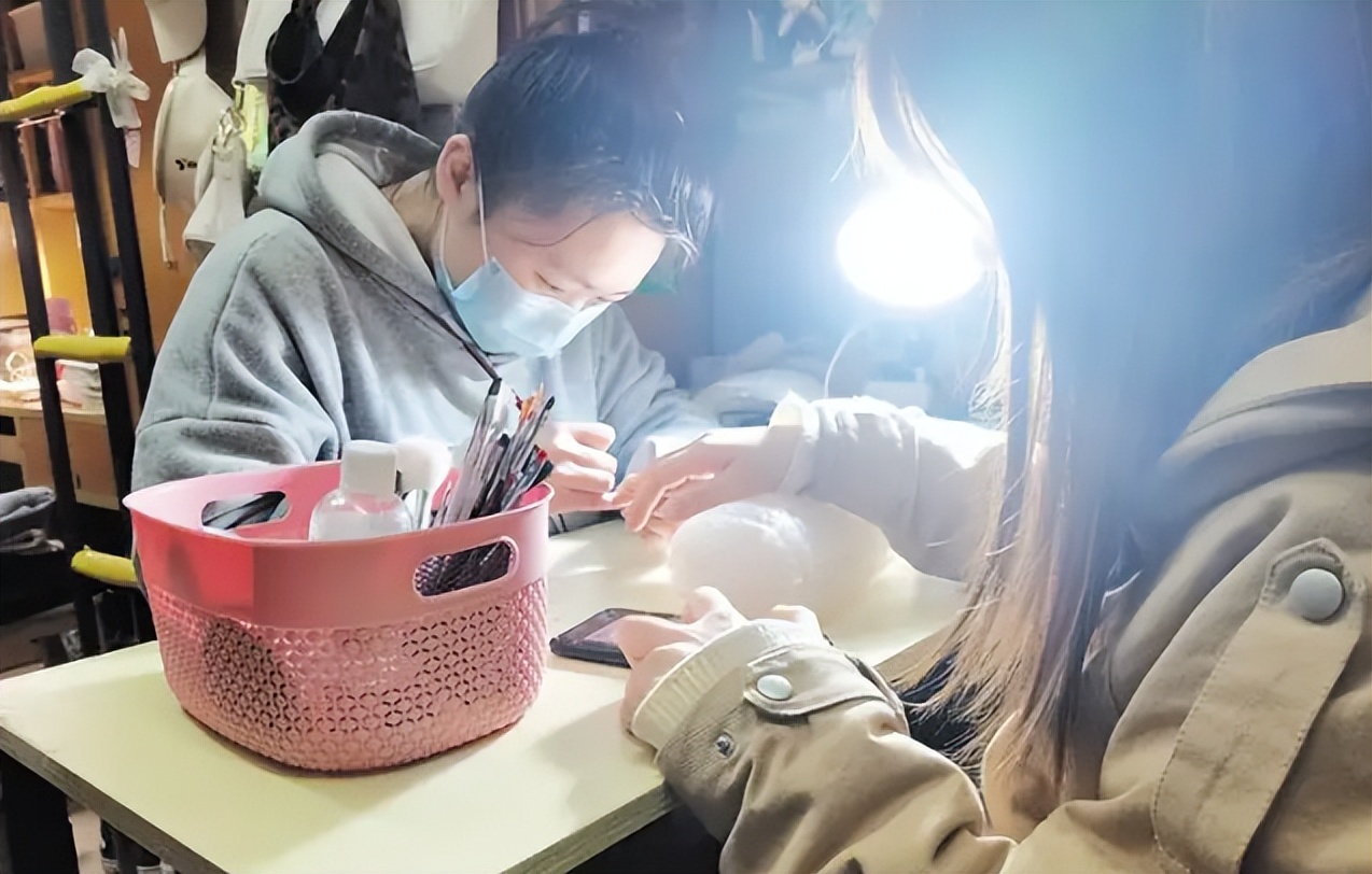 浙江一男大学生校园摆摊，引大量女生跃跃欲试，却说一般不按女生